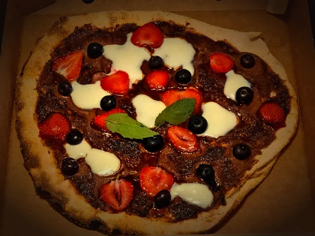 Pizza doce de chocolate com morango numa caixa